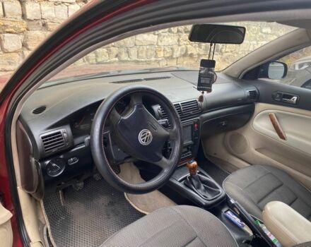 Красный Фольксваген Пассат, объемом двигателя 1.8 л и пробегом 373 тыс. км за 2500 $, фото 2 на Automoto.ua