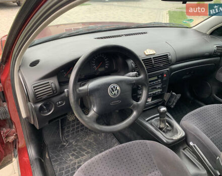 Красный Фольксваген Пассат, объемом двигателя 1.6 л и пробегом 213 тыс. км за 3550 $, фото 10 на Automoto.ua