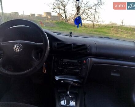 Красный Фольксваген Пассат, объемом двигателя 1.78 л и пробегом 280 тыс. км за 3999 $, фото 22 на Automoto.ua