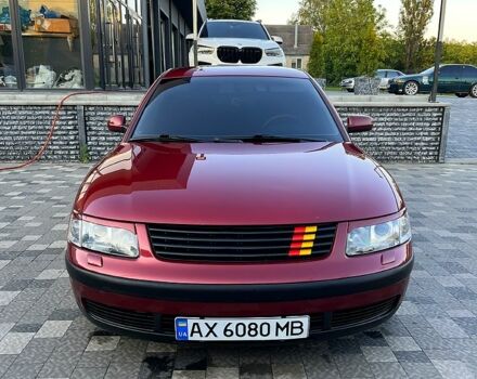 Красный Фольксваген Пассат, объемом двигателя 1.6 л и пробегом 225 тыс. км за 5000 $, фото 1 на Automoto.ua