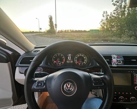 Красный Фольксваген Пассат, объемом двигателя 2.5 л и пробегом 225 тыс. км за 9300 $, фото 4 на Automoto.ua