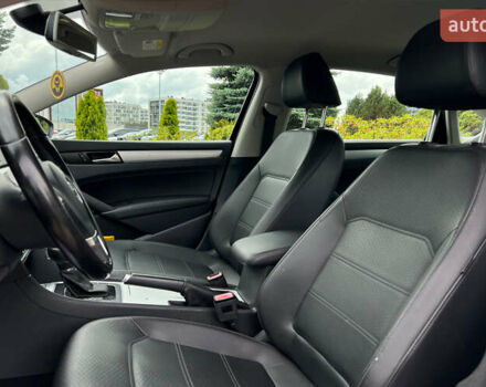 Червоний Фольксваген Пассат, об'ємом двигуна 2.5 л та пробігом 174 тис. км за 10300 $, фото 12 на Automoto.ua