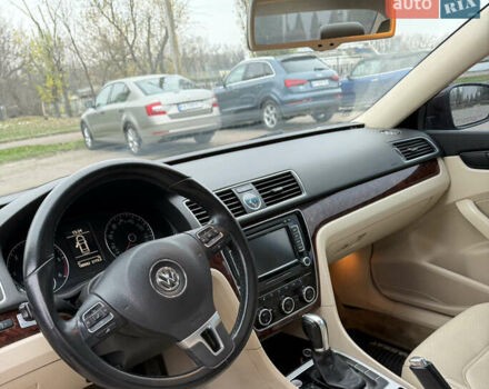 Красный Фольксваген Пассат, объемом двигателя 1.97 л и пробегом 188 тыс. км за 10000 $, фото 8 на Automoto.ua