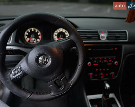 Красный Фольксваген Пассат, объемом двигателя 2.48 л и пробегом 241 тыс. км за 9500 $, фото 10 на Automoto.ua