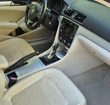 Красный Фольксваген Пассат, объемом двигателя 2.48 л и пробегом 259 тыс. км за 8300 $, фото 7 на Automoto.ua