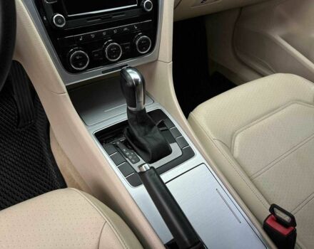 Красный Фольксваген Пассат, объемом двигателя 2.5 л и пробегом 70 тыс. км за 9900 $, фото 20 на Automoto.ua