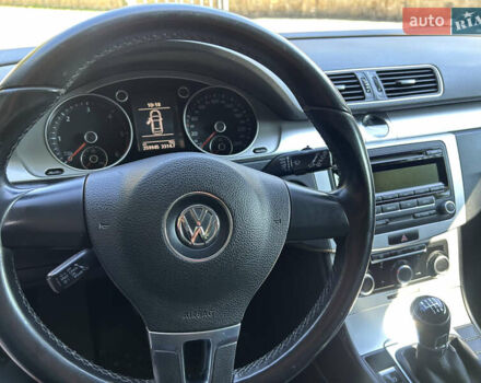 Красный Фольксваген Пассат, объемом двигателя 1.6 л и пробегом 260 тыс. км за 8800 $, фото 44 на Automoto.ua