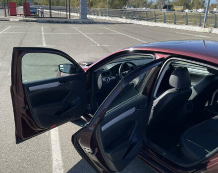 Фольксваген Пассат 2013 в Киеве на Automoto.ua Красный Фольксваген Пассат, объемом двигателя 2.48 л и пробегом 210 тыс. км за 9500 $, фото 18 на Automoto.ua