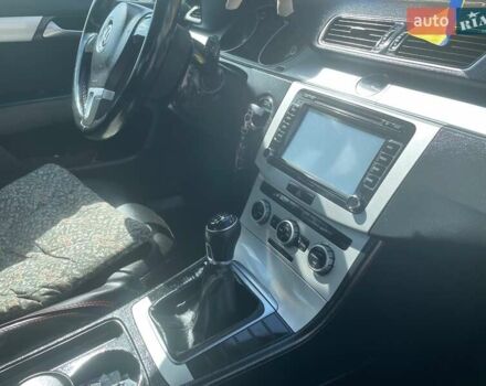 Красный Фольксваген Пассат, объемом двигателя 2 л и пробегом 169 тыс. км за 10000 $, фото 9 на Automoto.ua