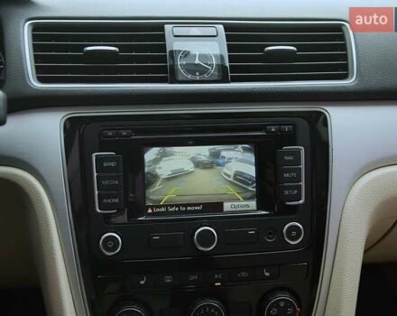 Красный Фольксваген Пассат, объемом двигателя 2.48 л и пробегом 228 тыс. км за 11000 $, фото 15 на Automoto.ua