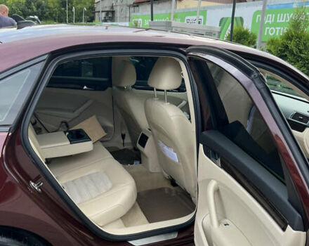 Червоний Фольксваген Пассат, об'ємом двигуна 2 л та пробігом 143 тис. км за 14000 $, фото 4 на Automoto.ua