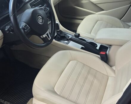 Красный Фольксваген Пассат, объемом двигателя 1.8 л и пробегом 175 тыс. км за 9000 $, фото 4 на Automoto.ua