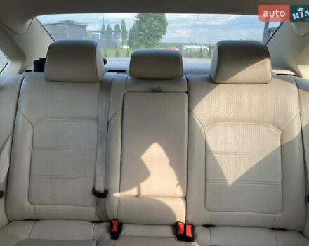 Красный Фольксваген Пассат, объемом двигателя 2 л и пробегом 171 тыс. км за 13500 $, фото 3 на Automoto.ua