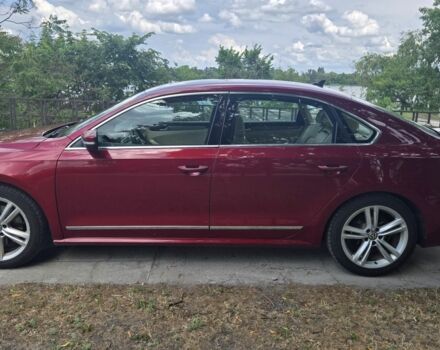 Красный Фольксваген Пассат, объемом двигателя 1.8 л и пробегом 175 тыс. км за 9000 $, фото 2 на Automoto.ua