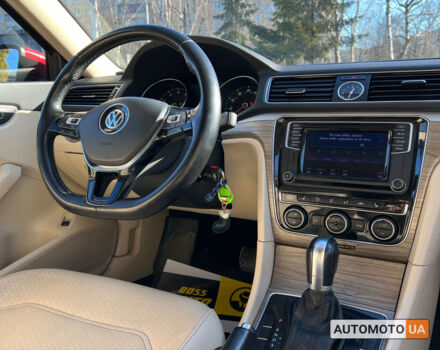 Красный Фольксваген Пассат, объемом двигателя 1.8 л и пробегом 143 тыс. км за 14000 $, фото 11 на Automoto.ua