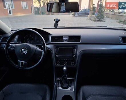 Красный Фольксваген Пассат, объемом двигателя 1.8 л и пробегом 98 тыс. км за 9500 $, фото 5 на Automoto.ua