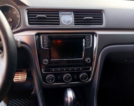 Красный Фольксваген Пассат, объемом двигателя 1.8 л и пробегом 120 тыс. км за 11000 $, фото 2 на Automoto.ua