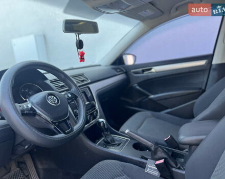 Красный Фольксваген Пассат, объемом двигателя 1.8 л и пробегом 169 тыс. км за 11400 $, фото 4 на Automoto.ua