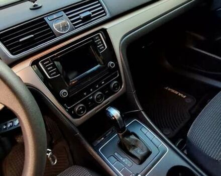 Красный Фольксваген Пассат, объемом двигателя 1.8 л и пробегом 232 тыс. км за 10000 $, фото 5 на Automoto.ua