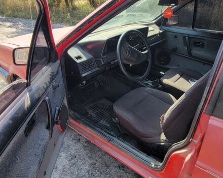 Червоний Фольксваген Пассат, об'ємом двигуна 1.6 л та пробігом 300 тис. км за 650 $, фото 5 на Automoto.ua