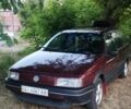 Красный Фольксваген Пассат, объемом двигателя 1.8 л и пробегом 999 тыс. км за 2000 $, фото 1 на Automoto.ua