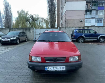 Красный Фольксваген Пассат, объемом двигателя 1.8 л и пробегом 300 тыс. км за 3000 $, фото 1 на Automoto.ua