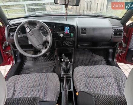 Красный Фольксваген Пассат, объемом двигателя 1.78 л и пробегом 400 тыс. км за 1300 $, фото 7 на Automoto.ua