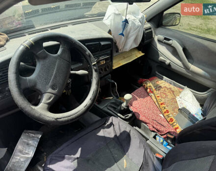 Красный Фольксваген Пассат, объемом двигателя 2 л и пробегом 200 тыс. км за 500 $, фото 3 на Automoto.ua