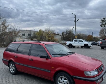 Красный Фольксваген Пассат, объемом двигателя 1.8 л и пробегом 200 тыс. км за 2100 $, фото 1 на Automoto.ua