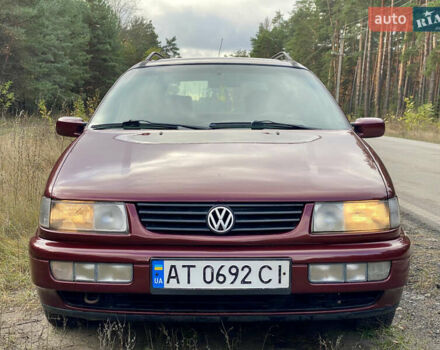 Червоний Фольксваген Пассат, об'ємом двигуна 1.6 л та пробігом 340 тис. км за 3450 $, фото 2 на Automoto.ua