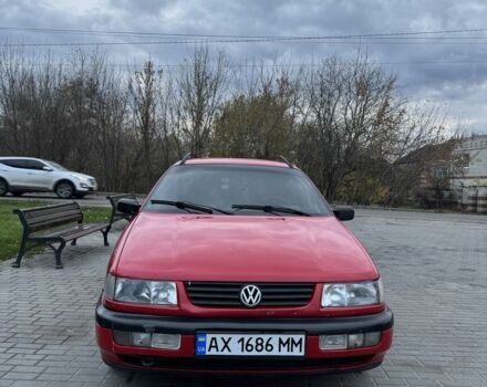 Красный Фольксваген Пассат, объемом двигателя 1.8 л и пробегом 200 тыс. км за 2100 $, фото 2 на Automoto.ua