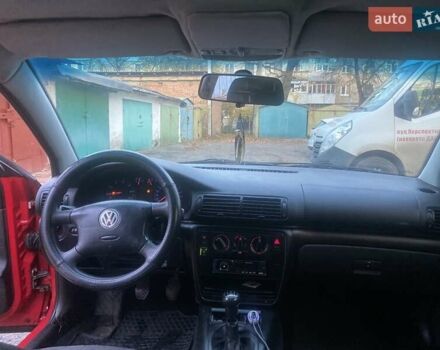 Красный Фольксваген Пассат, объемом двигателя 1.6 л и пробегом 300 тыс. км за 3300 $, фото 2 на Automoto.ua