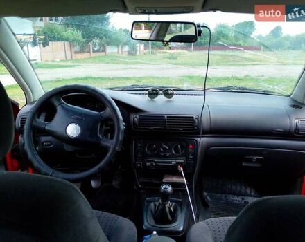 Червоний Фольксваген Пассат, об'ємом двигуна 1.8 л та пробігом 397 тис. км за 2900 $, фото 7 на Automoto.ua