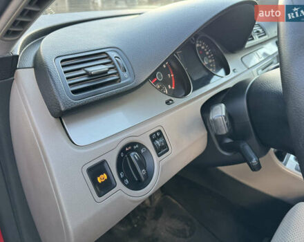 Красный Фольксваген Пассат, объемом двигателя 1.4 л и пробегом 200 тыс. км за 4750 $, фото 12 на Automoto.ua