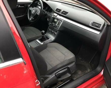 Красный Фольксваген Пассат, объемом двигателя 1.6 л и пробегом 211 тыс. км за 10500 $, фото 7 на Automoto.ua