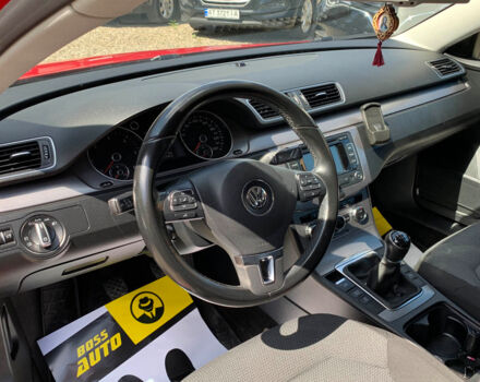 Красный Фольксваген Пассат, объемом двигателя 2 л и пробегом 327 тыс. км за 11550 $, фото 7 на Automoto.ua