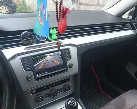 Красный Фольксваген Пассат, объемом двигателя 1.6 л и пробегом 183 тыс. км за 13200 $, фото 1 на Automoto.ua