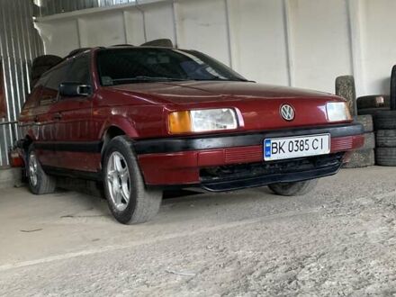 Фольксваген Пассат 1988 в Кременце на Automoto.ua Красный Фольксваген Пассат, объемом двигателя 1.78 л и пробегом 350 тыс. км за 2350 $, фото 1 на Automoto.ua