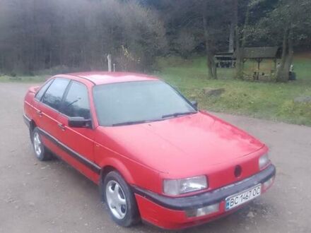 Красный Фольксваген Пассат, объемом двигателя 1.6 л и пробегом 300 тыс. км за 1500 $, фото 1 на Automoto.ua