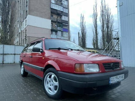 Красный Фольксваген Пассат, объемом двигателя 1.8 л и пробегом 300 тыс. км за 3000 $, фото 1 на Automoto.ua