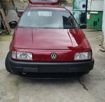 Красный Фольксваген Пассат, объемом двигателя 1.8 л и пробегом 240 тыс. км за 2200 $, фото 1 на Automoto.ua