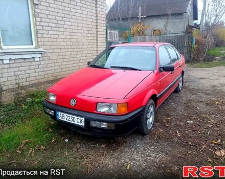 Красный Фольксваген Пассат, объемом двигателя 1.8 л и пробегом 300 тыс. км за 1500 $, фото 1 на Automoto.ua