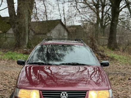 Красный Фольксваген Пассат, объемом двигателя 1.8 л и пробегом 230 тыс. км за 2299 $, фото 1 на Automoto.ua