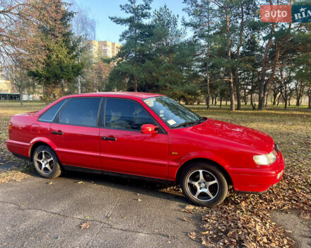 Красный Фольксваген Пассат, объемом двигателя 1.8 л и пробегом 169 тыс. км за 3000 $, фото 1 на Automoto.ua
