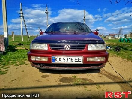 Фольксваген Пассат 1995 у Захарівка (Фрунзівка) на Automoto.ua Червоний Фольксваген Пассат, об'ємом двигуна 2 л та пробігом 250 тис. км за 4000 $, фото 1 на Automoto.ua