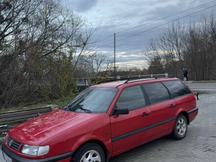 Красный Фольксваген Пассат, объемом двигателя 1.8 л и пробегом 200 тыс. км за 2100 $, фото 1 на Automoto.ua