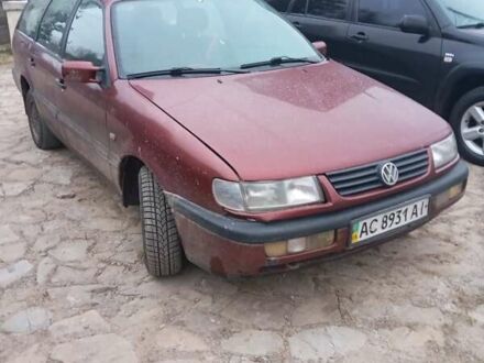Фольксваген Пассат 1996 в Краматорске на Automoto.ua Красный Фольксваген Пассат, объемом двигателя 1.6 л и пробегом 300 тыс. км за 2000 $, фото 1 на Automoto.ua