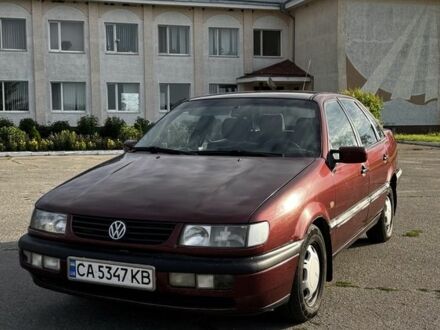 Фольксваген Пассат 1996 в Золотоноше на Automoto.ua Красный Фольксваген Пассат, объемом двигателя 1.6 л и пробегом 400 тыс. км за 2500 $, фото 1 на Automoto.ua