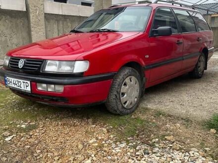 Червоний Фольксваген Пассат, об'ємом двигуна 1.8 л та пробігом 315 тис. км за 2700 $, фото 1 на Automoto.ua