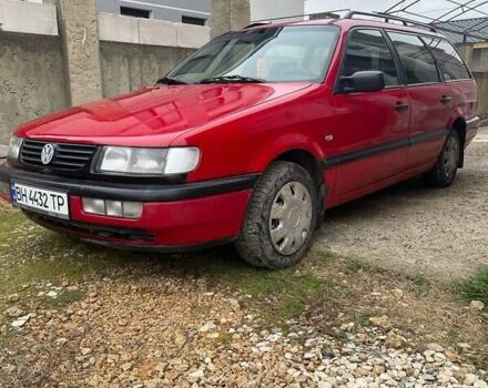 Красный Фольксваген Пассат, объемом двигателя 1.8 л и пробегом 315 тыс. км за 2700 $, фото 1 на Automoto.ua